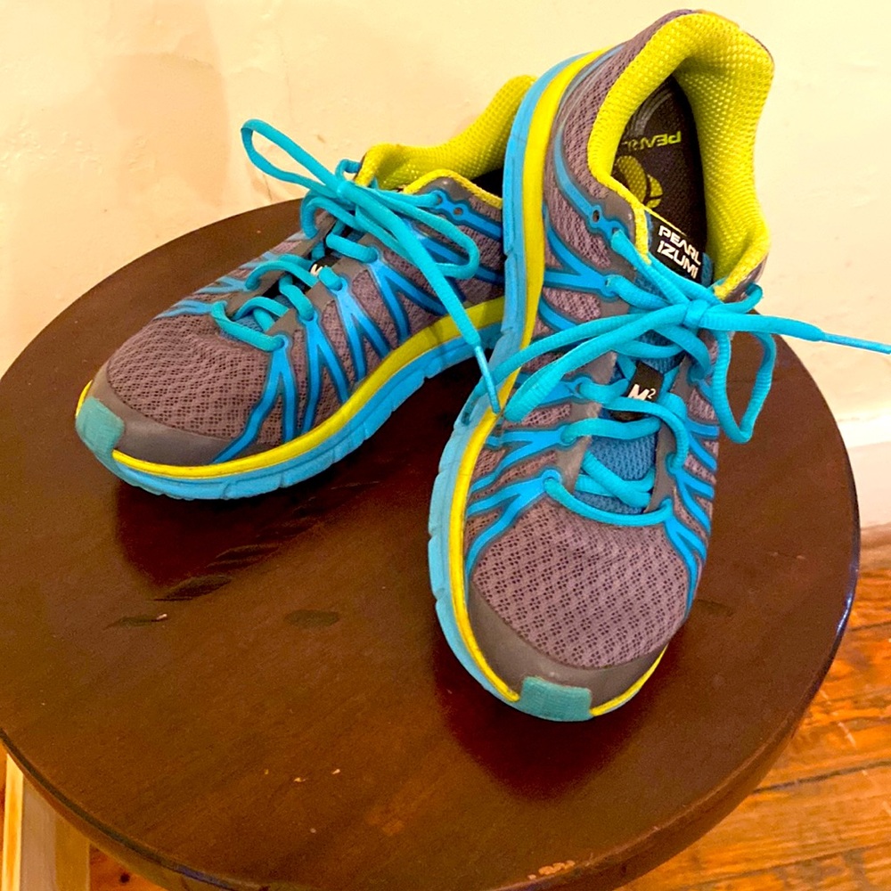 Gray & turquoise Pearl Izumi sneakers for running